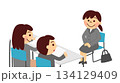 面接を受ける女性 134129409