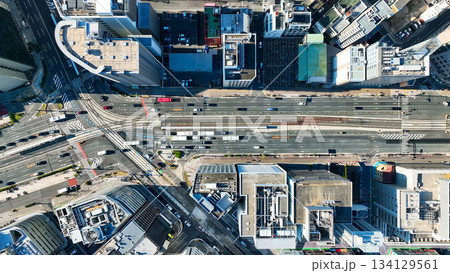 都市と道路の風景の真俯瞰ドローン空撮 都市と道路の風景の真俯瞰ドローン空撮 134129561