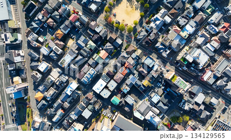住宅地の風景の真俯瞰ドローン空撮 住宅地の風景の真俯瞰ドローン空撮 134129565
