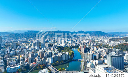 都市と青空の風景のドローン空撮 都市と青空の風景のドローン空撮 134129572