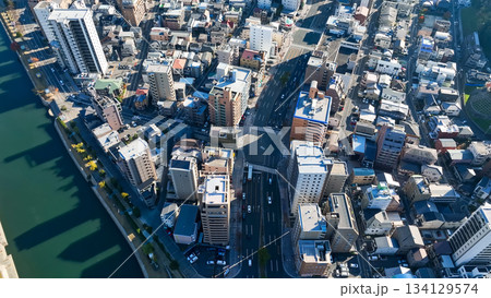 都市と道路の風景のドローン空撮 134129574