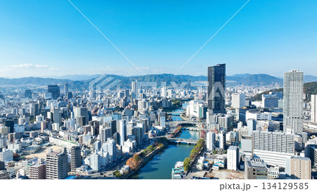 都市と青空の風景ドローン空撮 134129585