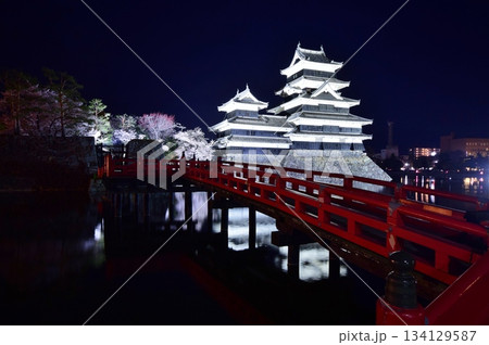 松本城　春のライトアップ 134129587