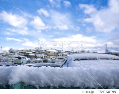 フェンスに積もった新雪と青空広がる冬の住宅街 フェンスに積もった新雪と青空広がる冬の住宅街 134130199