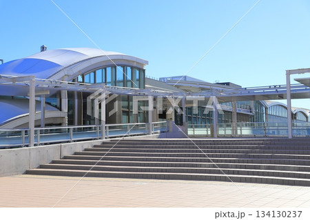 千代田線の北綾瀬駅とららテラス間の連絡通路　  134130237