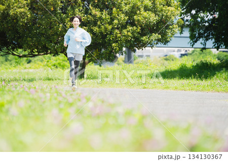 ランニングをする若い女性 スポーツイメージ ランニングをする若い女性 スポーツイメージ 134130367