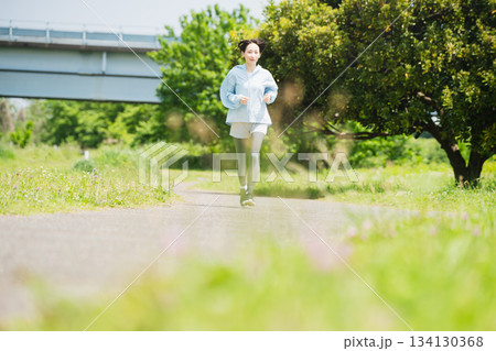 ランニングをする若い女性　スポーツイメージ 134130368