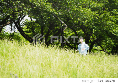 ランニングをする若い女性　スポーツイメージ 134130376