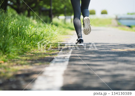 ランニングをする若い女性　スポーツイメージ 134130389