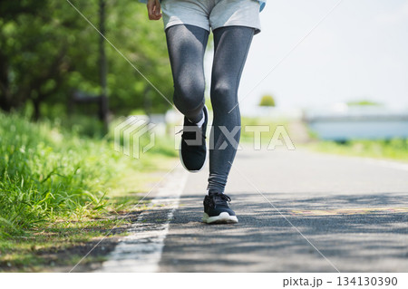 ランニングをする若い女性　スポーツイメージ 134130390