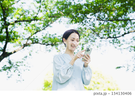 スマートフォンを操作する若い女性　ライフスタイルイメージ 134130406