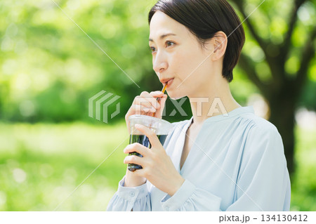アイスコーヒーを飲む若い女性　ライフスタイルイメージ 134130412