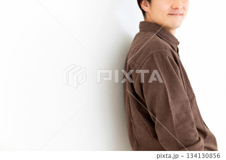 カジュアル姿のミドル男性 カジュアル姿のミドル男性 134130856