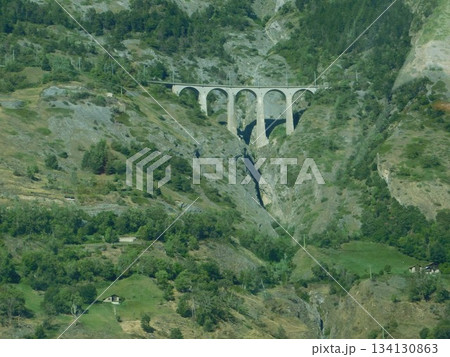 スイスのアーチ状鉄道高架橋 134130863
