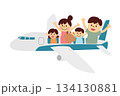 飛行機に乗る家族 134130881