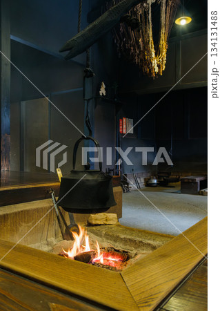 囲炉裏と神棚 134131488