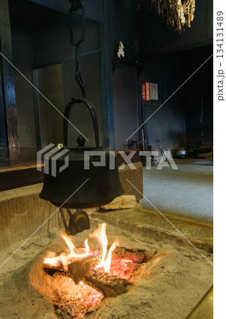 囲炉裏の鉄瓶 134131489