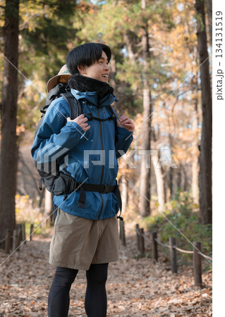 秋の紅葉の山を登山をする若い男性 秋の紅葉の山を登山をする若い男性 134131519