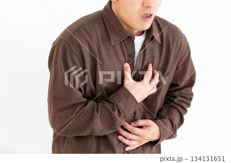 胸の痛みに苦しむミドル男性 134131651