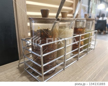 Spice jar sugar jar condiment set glass container wooden lid metal rack cafe table cozy Spice jar sugar jar condiment set glass container wooden lid metal rack cafe table cozy 134131893