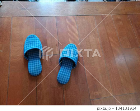 乱雑に家族が脱いだスリッパ　 134131914