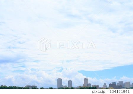 広がる積雲と札幌のスカイライン 134131941
