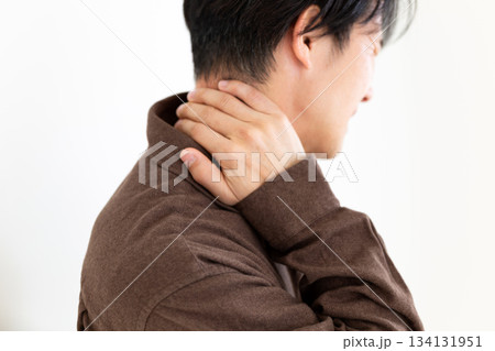 首の痛みに苦しむミドル男性 134131951