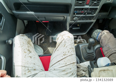 田植え作業で汚れた作業着のまま軽トラに乗る米農家 134132089