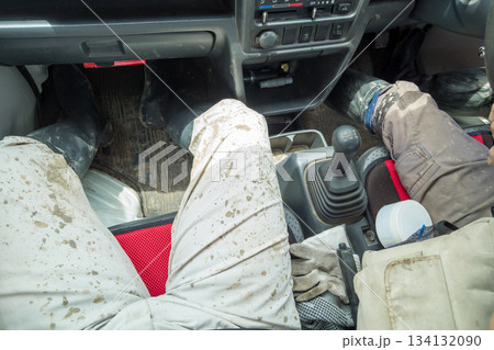 田植えをした農家が乗る軽トラ 134132090