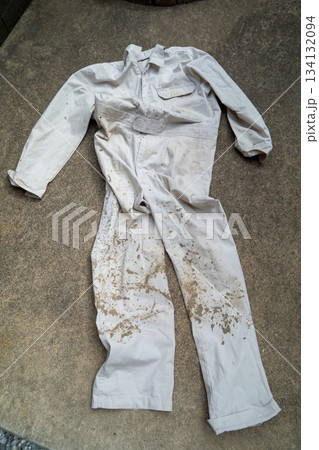 バケツに水を溜める 134132094