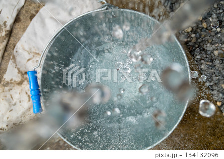 バケツに水を溜める 134132096