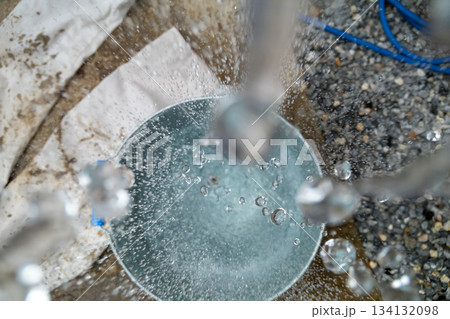 バケツで手洗い洗濯 134132098