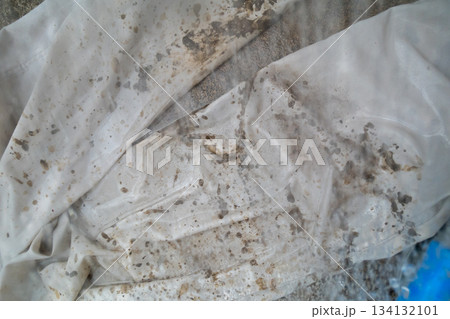 田植えで汚れた作業着を洗うけど落ちない 134132101