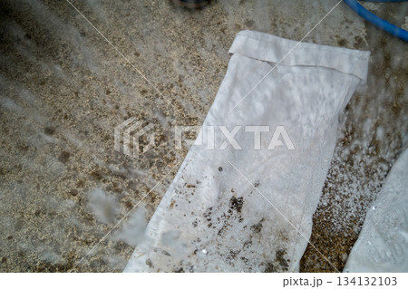 田植えで汚れた作業着を洗うけど落ちない 134132103