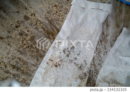 田植えで汚れた作業着を洗うけど落ちない 134132105