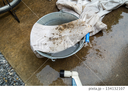 田植えで汚れた作業着を洗うけど落ちない 134132107