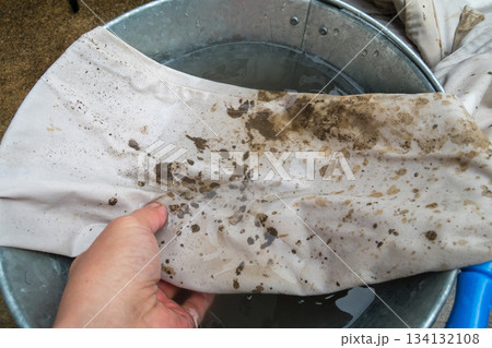 田植えで汚れた作業着を洗うけど落ちない 134132108