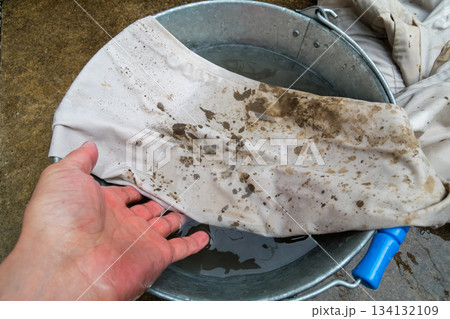 田植えで汚れた作業着を洗うけど落ちない 134132109