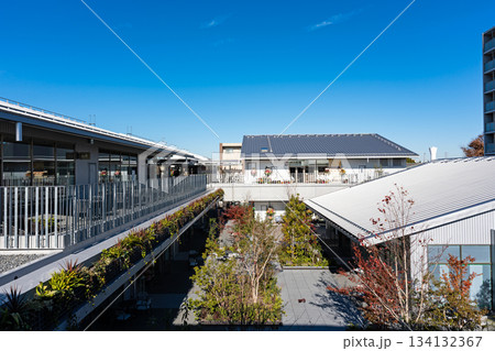 フォレストスクエア仙川 3階から2階の広場を撮影 東京都調布市仙川町 フォレストスクエア仙川 3階から2階の広場を撮影 東京都調布市仙川町 134132367