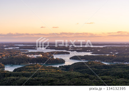三重県志摩市　リアス海岸美を眺められる横山展望台からの英虞湾の夕景 134132395