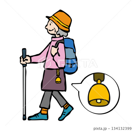 熊よけの鈴をつけて山登りをする女性（シニア） 134132399
