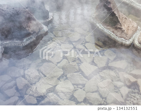 湯けむりが広がる温泉の源泉 134132551