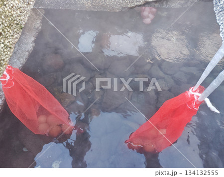 源泉で茹でるネットに入った温泉たまご 134132555