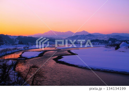 雲海朝焼けの信濃川・越後三山夜明け 134134199
