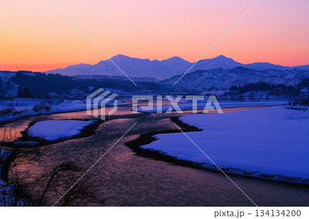 雲海朝焼けの信濃川・越後三山夜明け 134134200