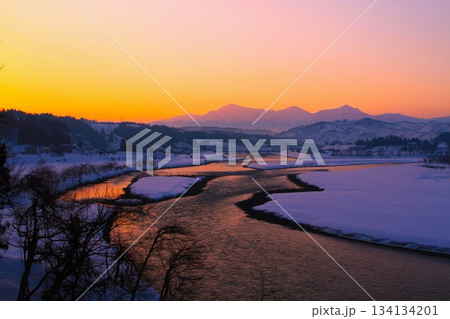 雲海朝焼けの信濃川・越後三山夜明け 134134201