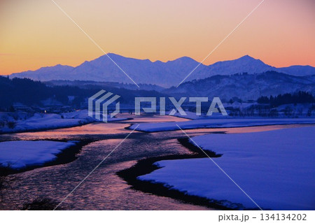 雲海朝焼けの信濃川・越後三山夜明け 雲海朝焼けの信濃川・越後三山夜明け 134134202