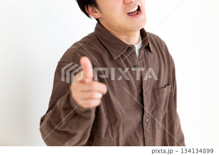 キレる中年男性 134134899