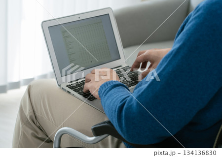 ノートパソコンを使う車椅子の男性 ノートパソコンを使う車椅子の男性 134136830