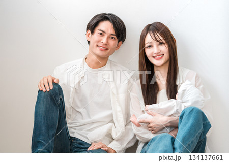 リビングで子供,赤ちゃんを抱っこする親子,家族,ファミリー,夫婦 リビングで子供,赤ちゃんを抱っこする親子,家族,ファミリー,夫婦 134137661